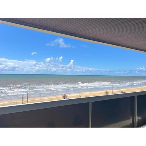 Appartement bord de mer avec balcon et parking - FR-1-652-28