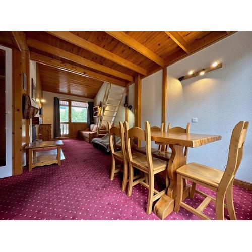 Appartement confortable avec mezzanine, terrasse et casier à ski aux pieds des pistes - FR-1-351-236
