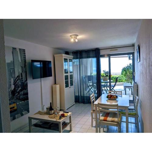 Appartement cosy, superbe vue mer, piscine.