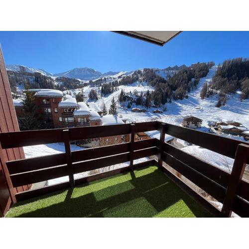 Appartement LA PLAGNE plein sud au pied des pistes, piscine et parking gratuits