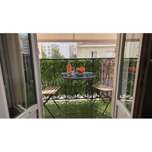 Appartement mignon calme douillet ascenseur clim étage élevé proche parking et toutes commodités au coeur du Toulon historique