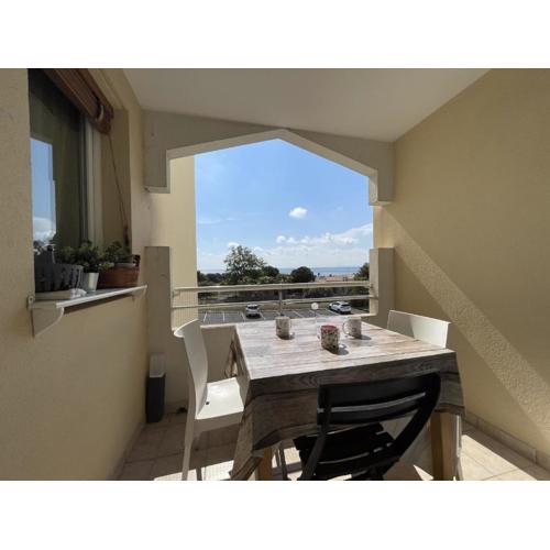 Appartement rénové avec climatisation et garage, proche plage et commodités - FR-1-338-548