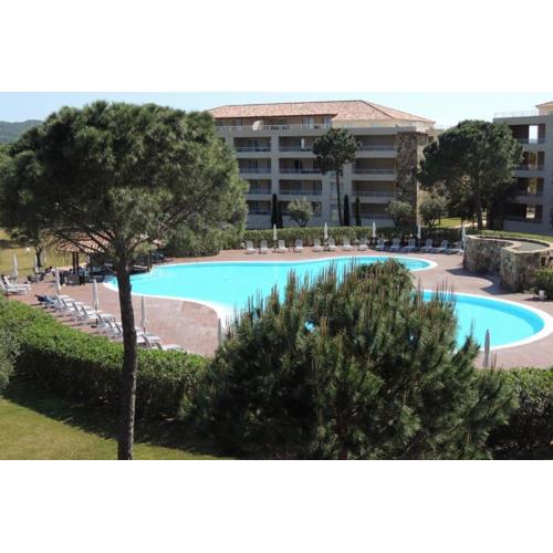 Appartement vue piscine dans résidence de standing