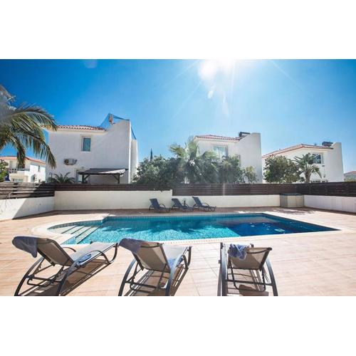 Apt Pernera Dyo - Modern 2 Bedroom Pernera Apt With Communal Pool - Close To All Amenities