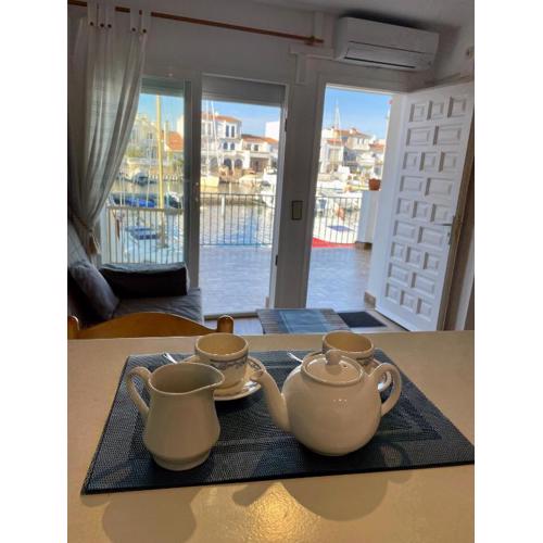 Apt Rhodes B dans la marina d\