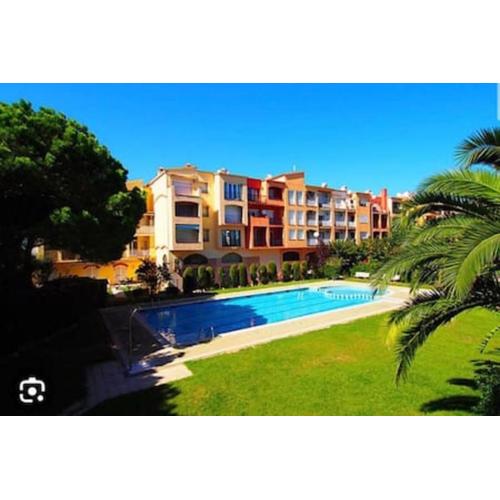 Apto. con piscinas a 150m playa