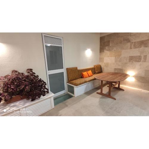 Aquamarine Sea Front Apartments - Elevated Ground Floor With Balcony And Yard