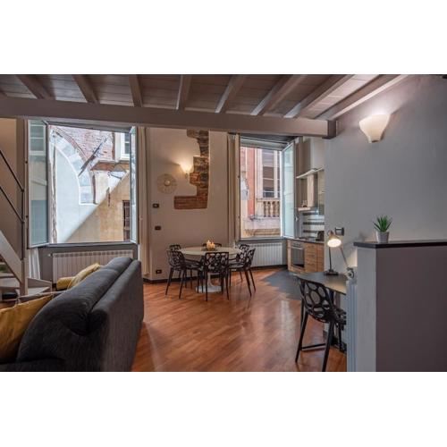 (Aquarium) Elegant Two-Level Apartment with In-Room Tub