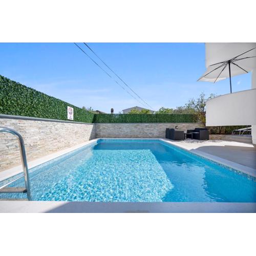 Aquarius Apartments - Beachside with Heated Pool
