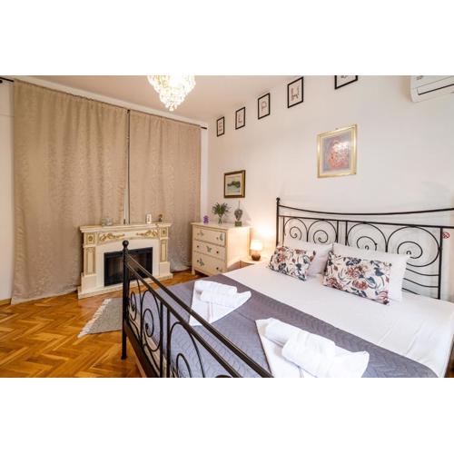 Aristocratic 2bdrm Central Apartment