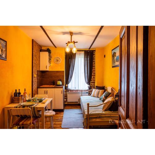 Art apartment EVMOLPIAS near Roman stadium