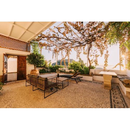 Arte Lindos Suites