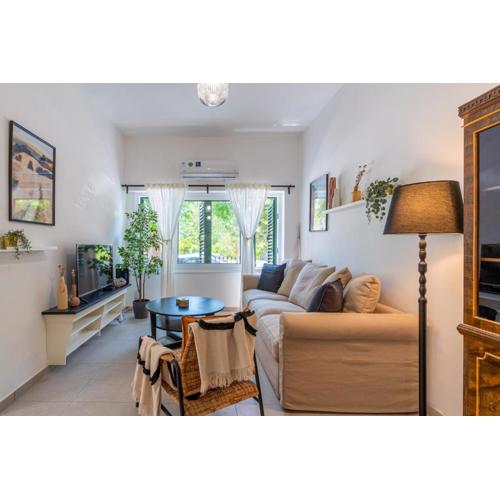 Arty Haven - Spacious 3-BR House in Larnaca