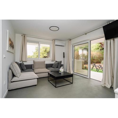 Aspa Luxury Garden Apartment in Vouliagmeni Center
