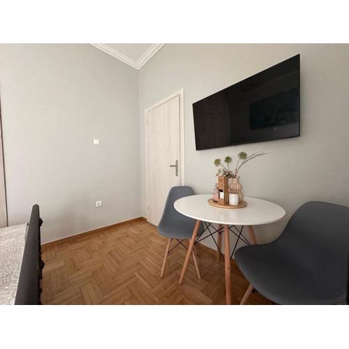 Athenian Cosy Gateaway