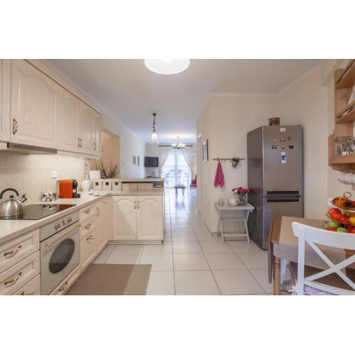 Athens Cozy Gem 2BR Apt - 200Mbps - 10 min to Acropolis by subway
