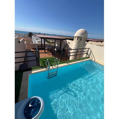 Ático con vistas al mar y piscina privada