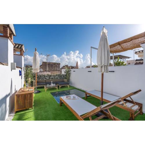 Ático dúplex con dos terrazas y solarium en plena Carrera de la Virgen
