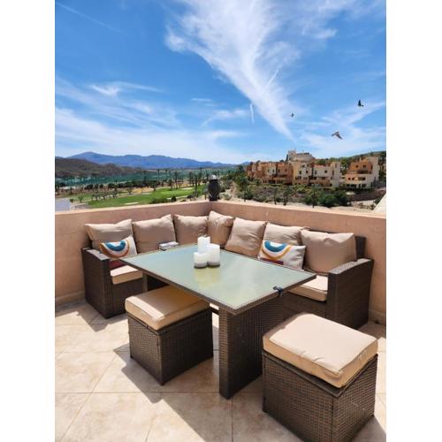 Ático esquinero con preciosas vistas al Valle del Este Golf con piscina comunitaria!