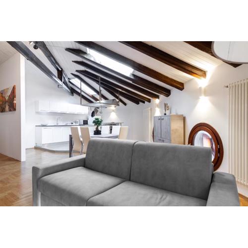 Attic floor venice apartment