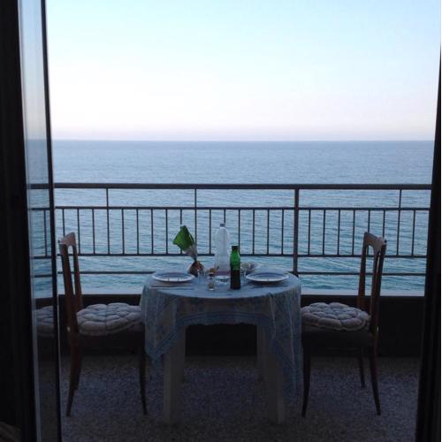 ATTICO SUL MARE con balcone sulla spiaggia e terrazza solarium di 25 mq