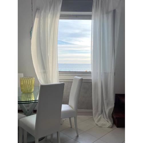 Attico vista mare con parcheggio privato