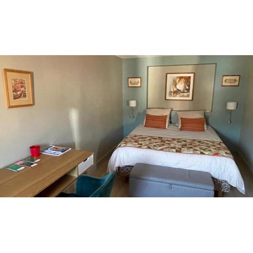 Au cœur du vieux Toulon au calme appartement rénové climatisé confortable étage élevé avec ascenseur proche parking et toutes commodités