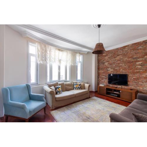Authentic and Spacious 3BR Flat w AC and Balcony