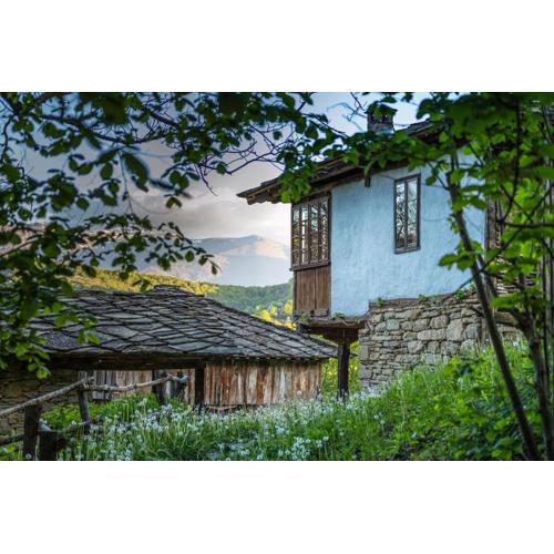 Authentic House with Stunning Mountain View - Karashka
