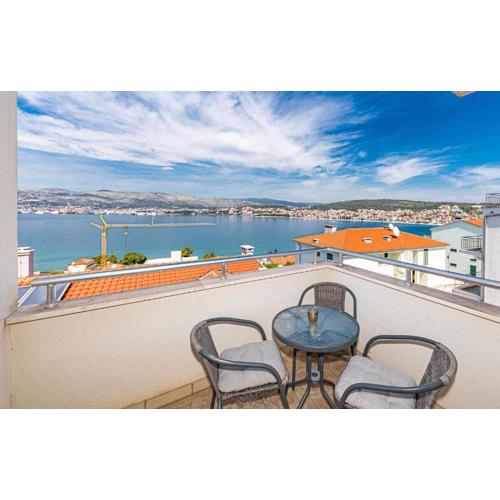 Awesome Apartment In Okrug Gornji