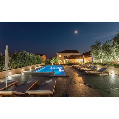 Awesome Home In Split With Jacuzzi