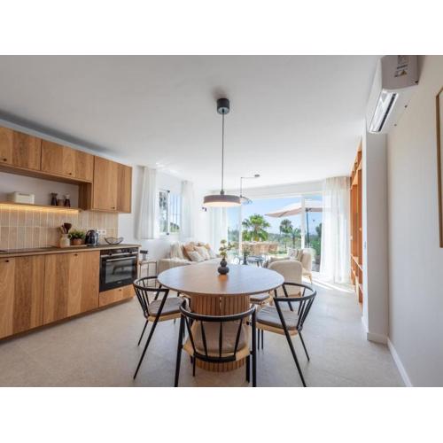 Azahara1, Panoramic views and frontline golf
