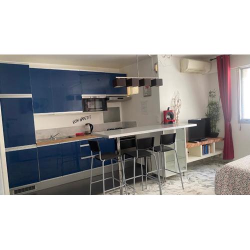 Azur, studio classé, climatisé, wifi, ascenseur, à 75 m de la plage