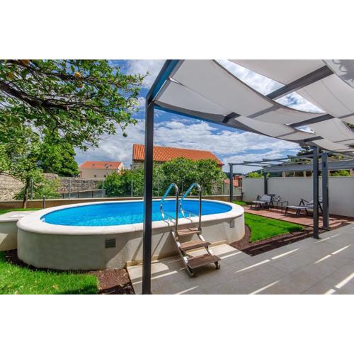 Azure Heaven Apartment w heated pool