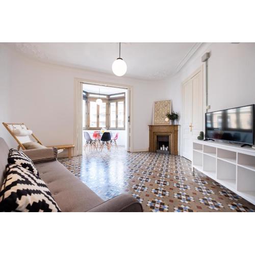 b32-Sunny and Modernist apartment for groups in center