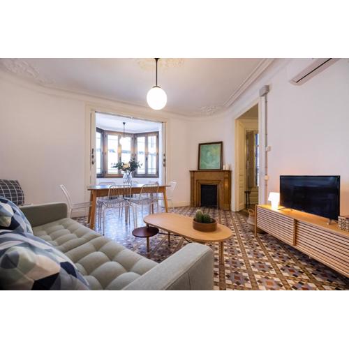 b42 - MODERNIST APARTMENT FOR LARGE GROUPS IN EIXAMPLE