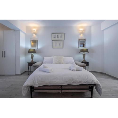 Bahar ic-Caghaq Apartment with private drive-in, equidistant from Sliema and St. Paul\