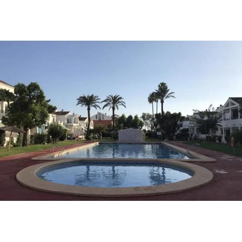 Bajo con piscina y jardín en Denia