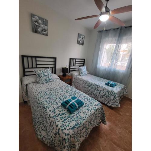 ¡Bajo con terraza y patio con vistas a la piscina comunitaria!
