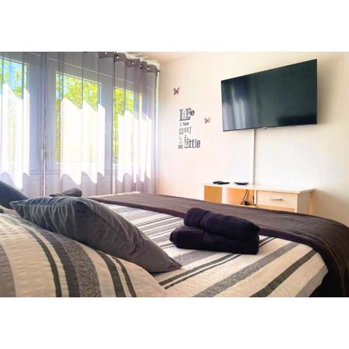 Balcony and Parking, 1min to Shop, Near Beach