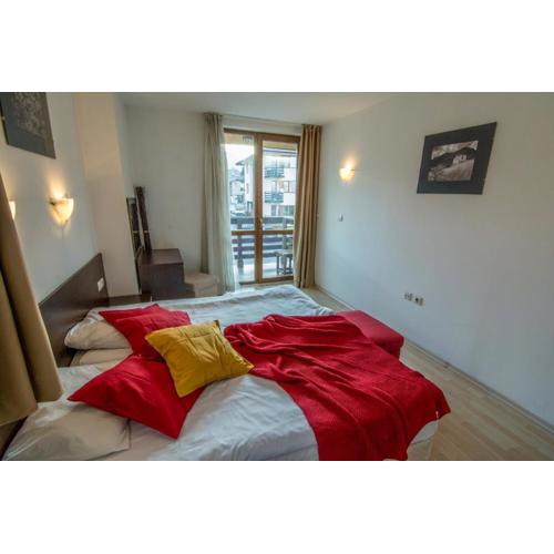 Banderitsa Apartment in Bansko with queen size bed and kitchen