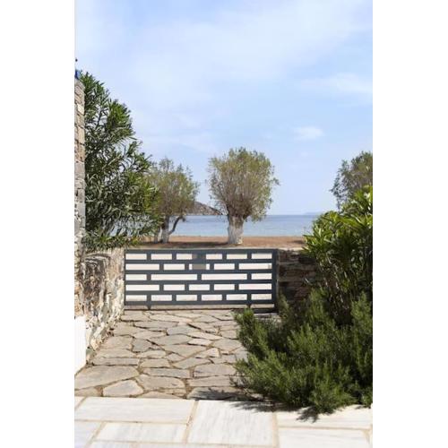 Beachfront 2br apartment - Free parking