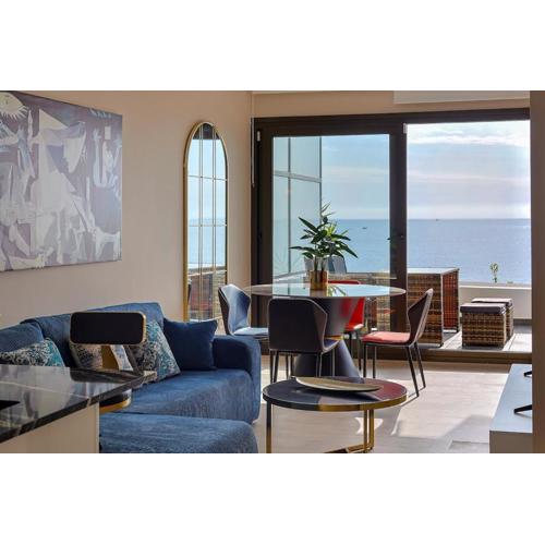 Beachfront apartment with terrace and pool
