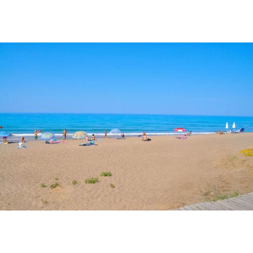Beachfront holiday Houses Yannis on Agios Gordios beach