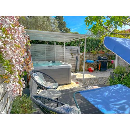 Beachfront House with Private Jacuzzi and Garden Zadar