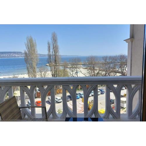 Beachfront Panoramic Flat @ South Bay residence