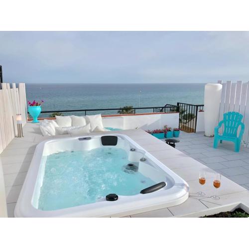 Beachfront Penthouse - Heated Jacuzzi, BBQ & Bikes