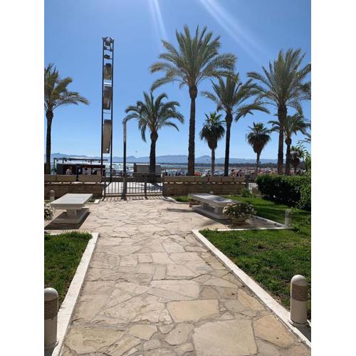 Beachfront Salou apartment with sea view