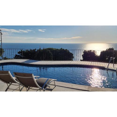 Beachfront villa - comfort and breathtaking views