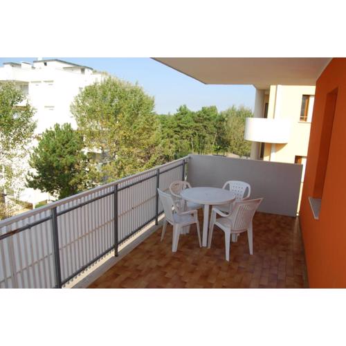 Beachside flat with large balcony - Beahost